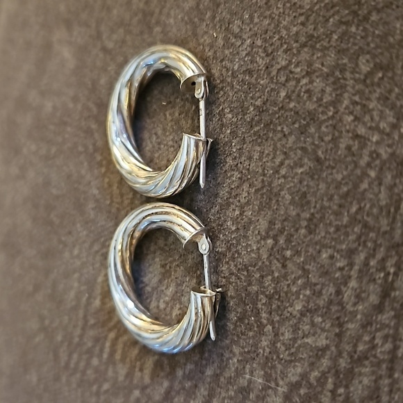 Sterling Silver Hollow Chunky 1" Twist Huggie Hoop Earrings - Picture 4 of 5